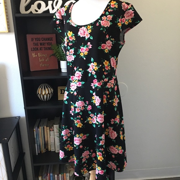 ✨️4/$25✨️ SALE. MYTH floral dress. 1X - Picture 5 of 12